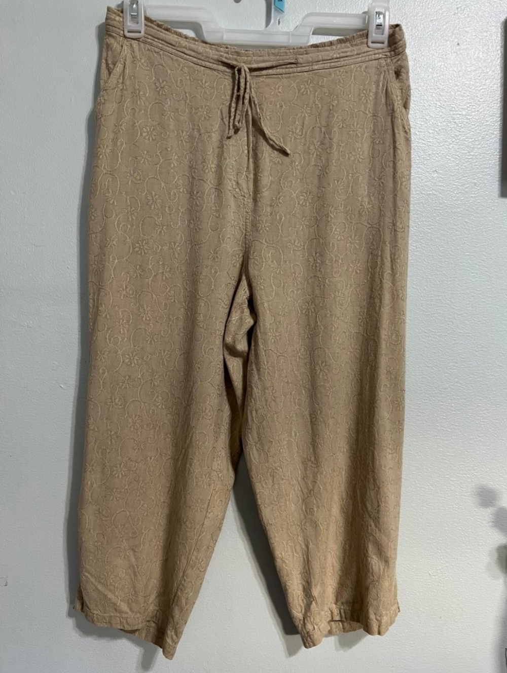 Bobbie Brooks Women's Capri Pants – Beige with Floral Embroidery – Size L